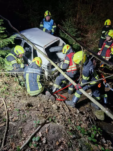 Sicherung des "abgestürzten" PKWs | Foto: FF Waidhofen/Thaya