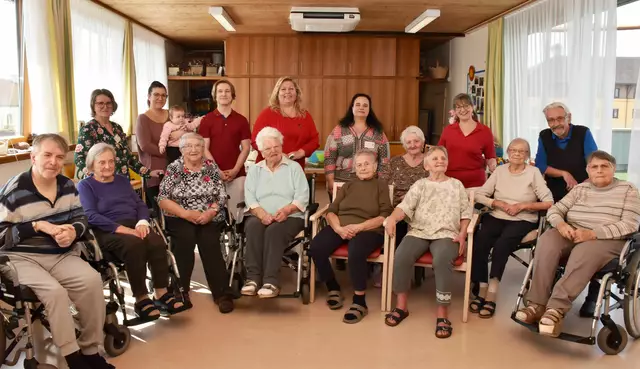 Kurt Zemansky, Hermine Schlosser, Gottfrieda Rohrbeck, Johanna Mantsch, Maria Zwettler, Helga Pruckner, Mathilde Brait und Stefanie Dafert (vorne) mit Margit Mathes-Wachter, Seada Mathes, Malia Mathes, Moritz Schaefer, Eunike Grahofer, Isabella Pitsch, Gertrude Schmalzbauer, Anita Talamas Engel und Willibald Stark (hinten, jeweils v.l.) | Foto: PBZ Waidhofen/Thaya