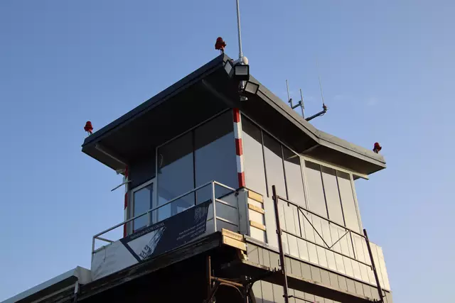 Der Tower des Flugplatzes, der den internationalen Kenncode LOGG trägt. | Foto: Martin Wurglits