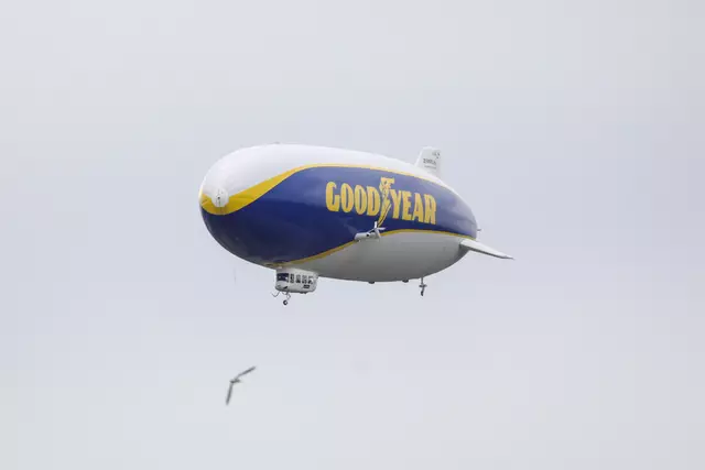 Der gigantische "Goodyear-Zeppelin" aus Friedrichshafen machte nach drei Jahren wieder Halt am Welser Flughafen und zog bei seinem Landemanöver viele Blicke auf sich. | Foto: laumat.at