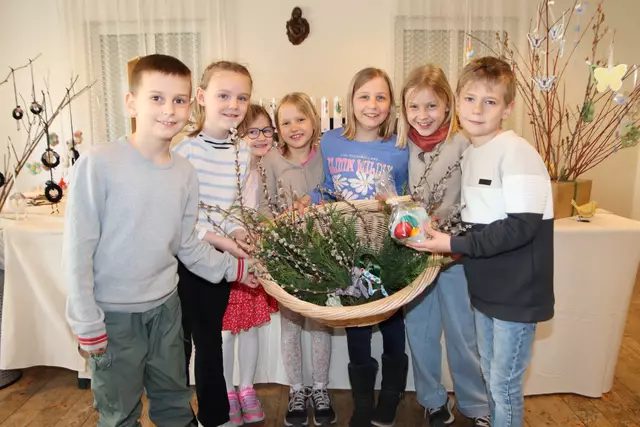 Titelfoto Baden/Steinfeld/Triestingtal: Das gesamte MeinBezirk Baden Team und die Kinder bei der Frühlingszeit im Pfarrzentrum Kottingbrunn wünschen Frohe Ostern und viel Freude beim Suchen der Ostereier. | Foto: Wlasak
