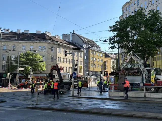 Wegen eines Wasserrohrbruchs am Quellenplatz stockt dort der Verkehr massiv. Auch mehrere Öffi-Linien sind betroffen.  | Foto: Antonio Šećerović/MeinBezirk