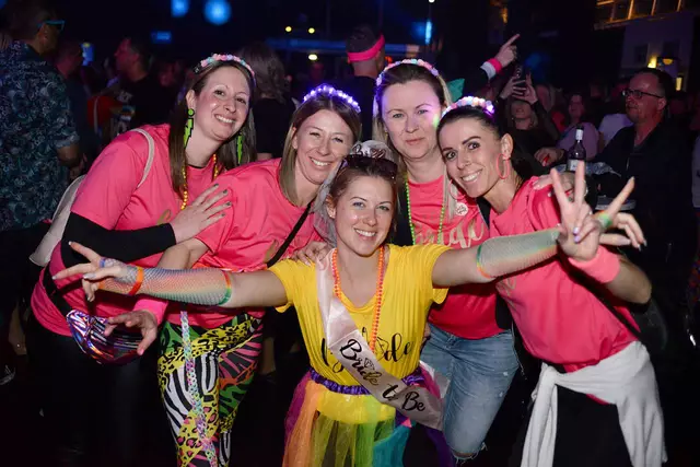 Titelfoto Wiener Neustadt: Für einen Polterabend schien die "Zeitreise XXL"-Party in der Arena Nova genau richtig zu sein. Dieses Mädchenquintett feierte ausgelassen. | Foto: Trimmel