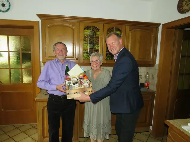 Ein kleines Präsent gab's zur Eisernen Hochzeit. | Foto: Gemeinde Kirchberg