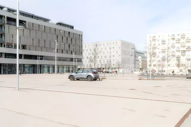 Derzeit wird am Maria-Trapp-Platz gearbeitet. Die bestehenden 30 Bäume werden um zehn weitere ergänzt. | Foto: Fürthner
