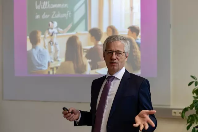 Erich Leitenbauer, Direktor der HAK Mürzzuschlag, informierte die Gäste des Wirtschaftsfrühstücks über das neue Unterrichtsfach "Life and future skills".  | Foto: HAK Mürzzuschlag