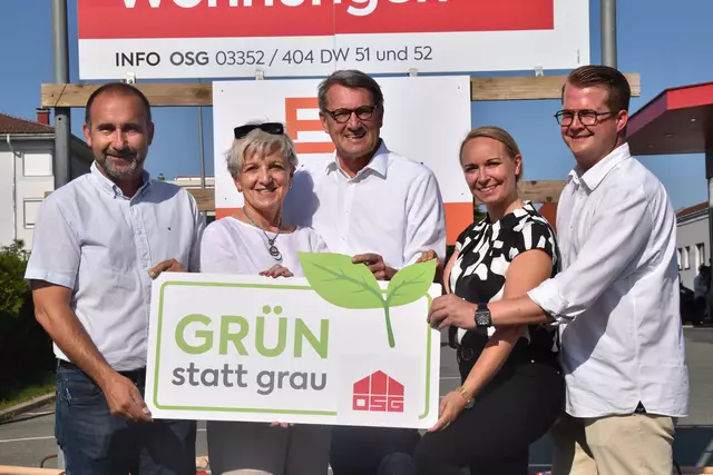 Beim aktuellen OSG-Projekt wird verbauter Boden wieder entsiegelt: Bürgermeister Harald Kahr, Landtagsabgeordnete und Gemeinderätin Doris Prohaska, OSG-Obmann Alfred Kollar, zweite Vizebürgermeisterin Olivia Kaiser und erster Vizebürgermeister Lukas Faulhammer beim Spatenstich im Vorjahr | Foto: Michael Strini