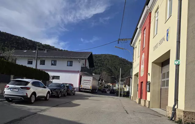 Autos gegenüber der Feuerwehrgarage machen den Feuerwehr-Lastern ein Ausfahrt aus der Garage im Einsatz unnötig schwer. | Foto: Name d. Fotografen d. Red. bekannt