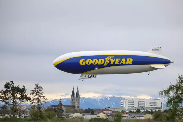 Der gigantische "Goodyear-Zeppelin" aus Friedrichshafen machte nach drei Jahren wieder Halt am Welser Flughafen und zog bei seinem Landemanöver viele Blicke auf sich. | Foto: laumat.at