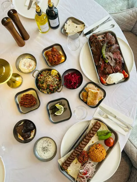 Würzige Fleischgerichte treffen auf duftenden Reis und gegrilltes Gemüse. | Foto: Meyman