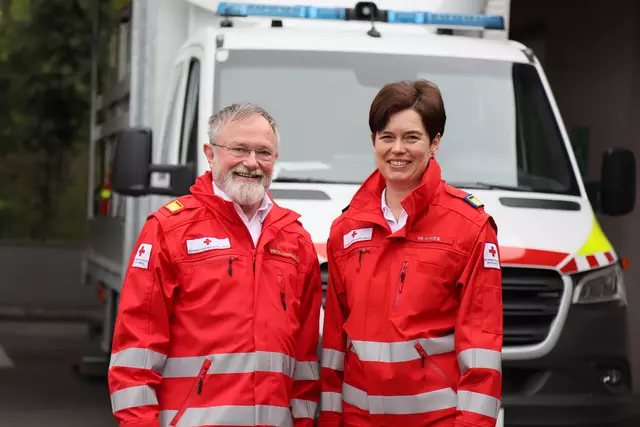 Barbara Spöck, Bezirksstellenleiterin OÖ. Rotes Kreuz Steyr-Land (re.) und Obermedizinalrat Urban Schneeweiß, Bezirksstellenleiter OÖ. Rotes Kreuz Steyr-Stadt. 
  | Foto: Schönberger