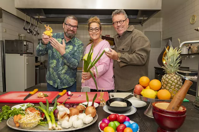 Titelfoto Purkersdorf: Gerold Rudle, Monica Weinzettl und Herbert Steinböck sind in der Küche des Nikodemus fleißig am Kochen für Ostern mit thailändischem Geschmack. | Foto:  Andreas Novotny