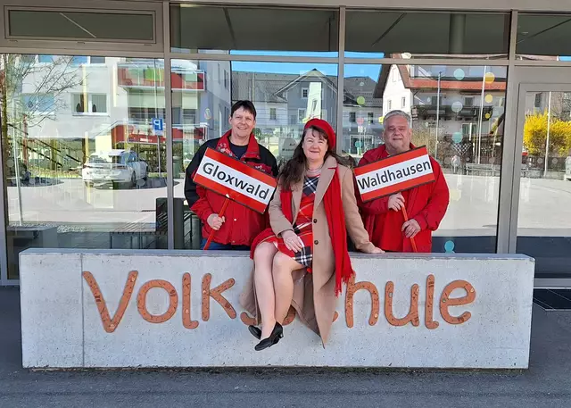 Die SPÖ-Organisationen Waldhausen und Gloxwald (am Bild Harald Spiegl, Antje Waidhofer und Roman Wurzer) organisieren den Bezirksmaiaufmarsch der SPÖ mit der Kundgebung vor den Schulen. | Foto: SPÖ