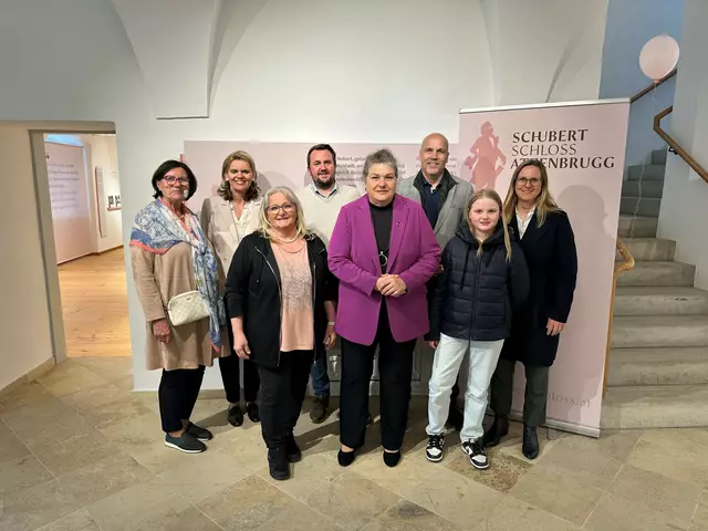 Susanne Haidegger, BH-Stv.in Renate Giller-Schilk, Edith Mandl, Gemeinderat Erich Wejda, Bürgermeisterin Beate Jilch, Vizebgm. Franz Buchberger, Tochter von der Kuratorin Maria Brandtner und Kuratorin Agnes Brandtner | Foto: Marktgemeinde Atzenbrugg