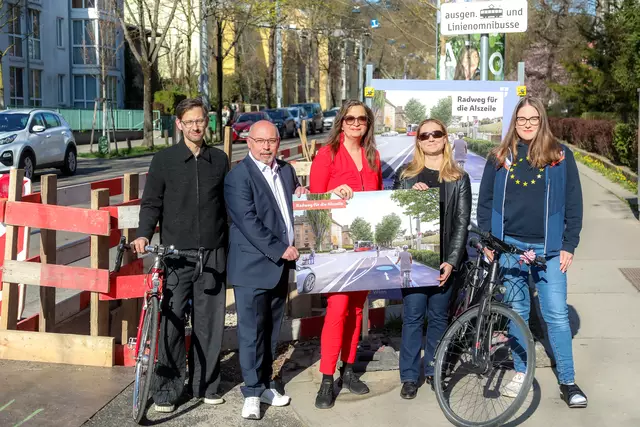 Chef der Mobilitätsagentur Wien und Radverkehrsbeauftragter der Stadt Martin Blum, Bezirksvorsteher Peter Jagsch, Mobilitätsstadträtin Ulli Sima (beide SPÖ), NEOS Wien Mobilitätssprecherin Angelika Pipal-Leixner und NEOS Bezirkssprecherin Natalie Raidl am Anfang der Baustelle.  | Foto: Stadt Wien/Christian Fürthner