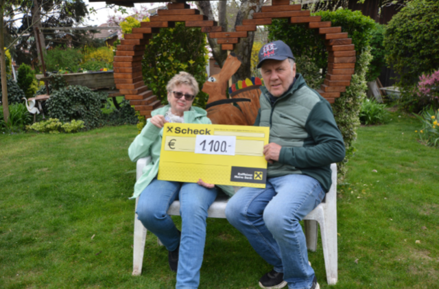 Christa und Franz Thoma übergaben die Spende von 1.100 Euro. | Foto: Thoma