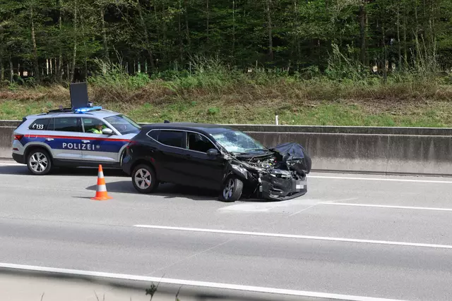 Auf der Westautobahn (A1) in Richtung Salzburg wird ein Nissan beim Aufprall mit einem Lkw-Sattelzug komplett demoliert. | Foto: laumat.at