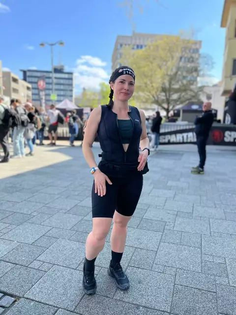 Katalin Csaszar überwindet ein Hindernis beim Spartan Race in Szombathely, Ungarn. | Foto: LMB