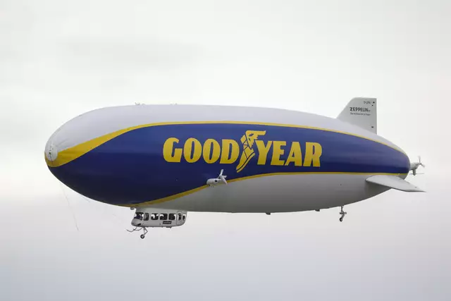 Der gigantische "Goodyear-Zeppelin" aus Friedrichshafen machte nach drei Jahren wieder Halt am Welser Flughafen und zog bei seinem Landemanöver viele Blicke auf sich. | Foto: laumat.at