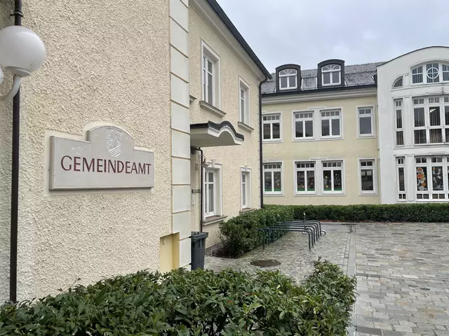 In das Gemeindeamt in Eugendorf wurde in der Nacht vom 14. April auf den 15. April eingebrochen | Foto: Emanuel Hasenauer