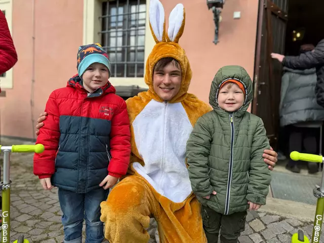 Titelfoto Horn: Osterhase kommt am Sonntag. MeinBezirk Horn wünscht "Frohe Ostern!" Maximilian und Matthias konnten den Osterhasen auf einem der regionalen Ostermärkte treffen. | Foto: MeinBezirk Horn