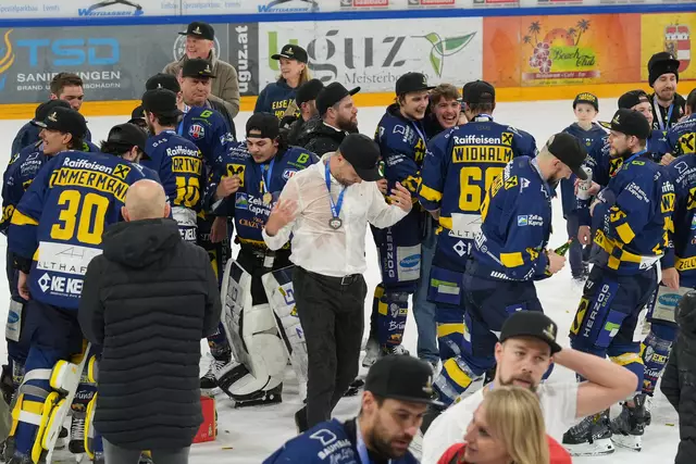 Nach dem Titelgewinn gab es in Zell kein Halten mehr. | Foto: Stefan Schubert