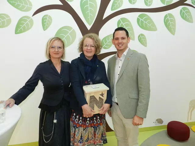 Maria Riegler, Lr Christiane Teschl-Hofmeister, Bgm Jürgen Rummel – LR Christiane Teschl-Hofmeister überreichte dem Bgm ein Vogelhaus für den Kindergarten | Foto: Heribert Punz
