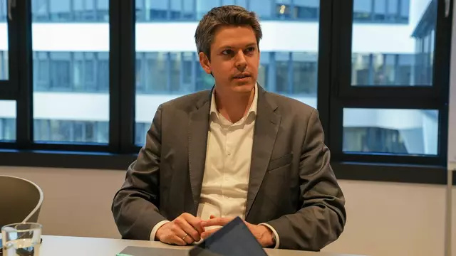 Stefan Trittner (ÖVP) beschwert sich über die hohen Kosten des Umbaus und das Wegfallen der Parkplätze auf der neuen Thaliastraße. | Foto: Andreas Pölzl/MeinBezirk