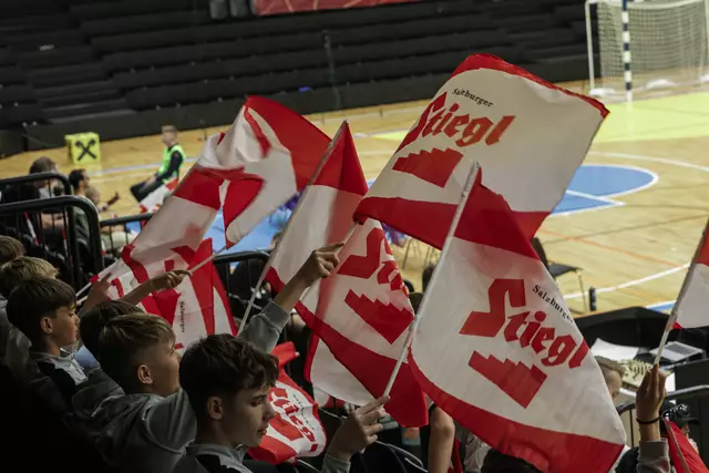 Rund 400 Zuseherinnen und Zuseher unterstützen das Nationalteam im Raiffeisen Sportpark.  | Foto: GEPA