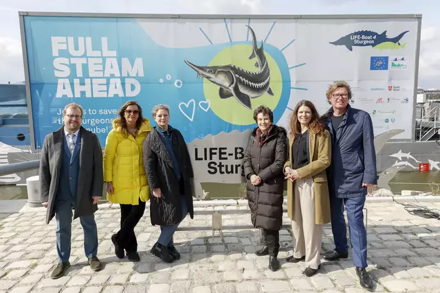 v. l.: Projektleiter Friedrich (Boku), Wasserstadträtin Sima (SPÖ), Wasser-Sektionschefin Mörth, Boku-Rektorin Schulev-Steindl, Sektionschefin Hofbauer (BMIMI), Geschäftsführer Hasenbichler (Viadonau) bei der offiziellen Eröffnung der neuen Aufzuchtsstation.  | Foto: Raffeiner Reputation/APA-Fotoservice/Reither