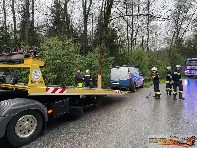 Mithilfe eines Abschleppunternehmens konnte das Fahrzeug geborgen werden. | Foto: FF Maria Lankowitz