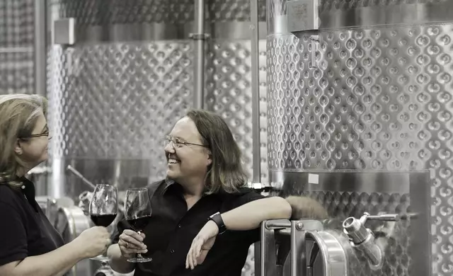 Monika Killer-Oberpfalzer und Stephan Oberpfalzer dürfen sich über eine internationale Wein-Auszeichnung freuen. | Foto: Steve Haider