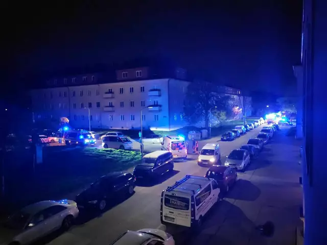 Frühmorgendlicher Großeinsatz im Penzinger Gemeindebau. | Foto: Othmar Rabensteiner