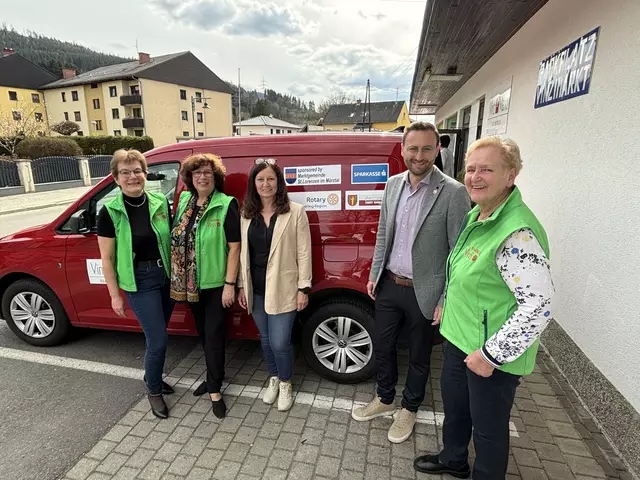 Elisabeth Pock (Schriftführerin der Vinzenzgmeinschaft St. Barbara), Gabriele Budiman (Obfrau Vinzenzgemeinschaft St. Barbara), Margarete Bammer (Sozialgemeinderätin St. Barbara), Jochen Jance (Bürgermeister St. Barbara), Angelika Faustmann (Marktleiterin Vinzimarkt).  | Foto: Koidl