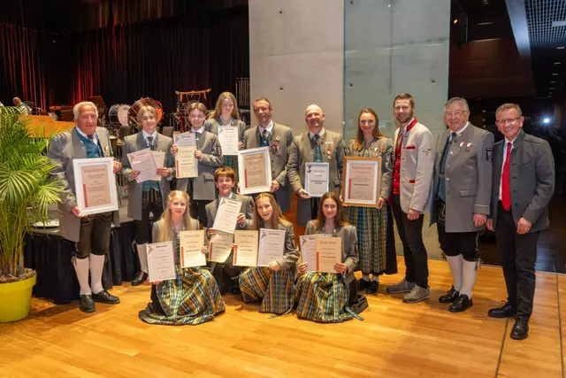 Viele Musikantinnen und Musikanten wurden im Rahmen des Frühjahrskonzerts für ihr Engagement ausgezeichnet. | Foto: Bürgermusik Zell am See