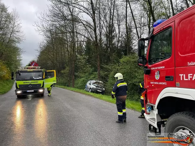 Die Werkstraße war für die Dauer der Bergung komplett gesperrt. | Foto: FF Maria Lankowitz