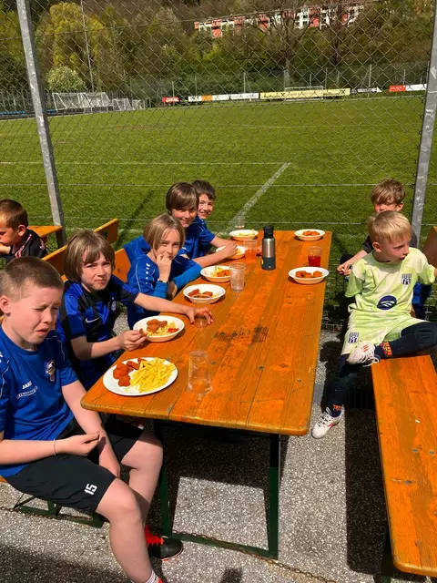 Wer hart trainiert, hat eine Pause und eine Stärkung verdient: Spaghetti Bolognese, gebratenes Hühnerfleisch mit Reis, Pommes mit Nuggets – und als Highlight jeden Tag ein Stück Kuchen als Nachspeise. | Foto: SPG Innsbruck West