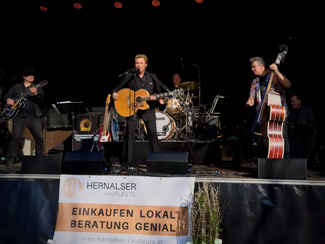 Elvis-Rocker Dennis Jale brachte die Bühne mit schwungvoller Musik zum Beben.  | Foto: Markus Aguilera Felkel