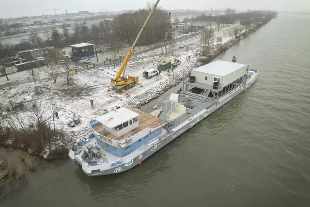 Der ehemalige Steintransporter wurde zu einer schwimmenden Aufzuchtstation umgebaut. | Foto: Zinner