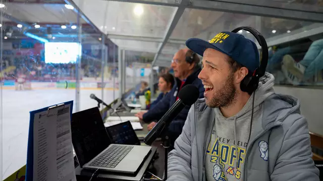 Aus seiner Plexiglasbox heraus heizt Galli die Stimmung in der Eishalle an.  | Foto: Stefan Schubert