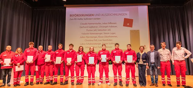 Etliche Beförderungen und Auszeichnungen wurden bei der Versammlung ausgesprochen beziehungsweise verliehen. | Foto: RK Eferding