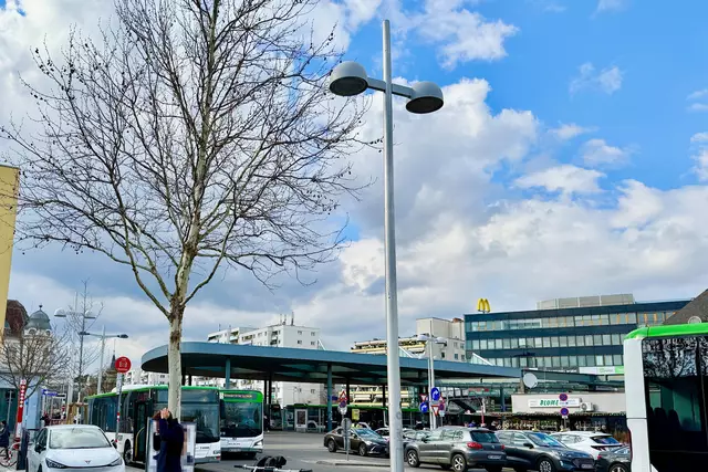 Zur Erhöhung des Sicherheitsgefühls am Liesinger Platz wurde kürzlich in einem Bereich des Platzes eine hellere Beleuchtung installiert.  | Foto: BV23/E. Genitheim