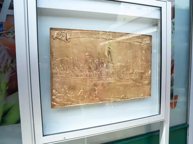 Das Relief am Meidlinger Markt ist zurück. Der Schaukasten soll noch eine Hinweistafel und eine Beleuchtung erhalten. | Foto: Valentina Marinelić/ MeinBezirk