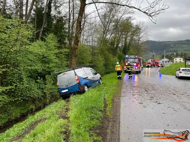 Ein Auto kam am Gründonnerstag von der Fahrbahn ab und prallte gegen einen Baum. | Foto: FF Maria Lankowitz