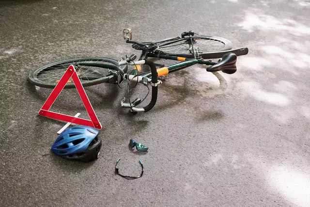 Auf der Zillertalstraße bei Hippach übersah eine Rennradfahrerin ein stehendes Auto und fuhr auf dieses auf.  | Foto: stock.adobe.com/at/standret (Symbolbild)