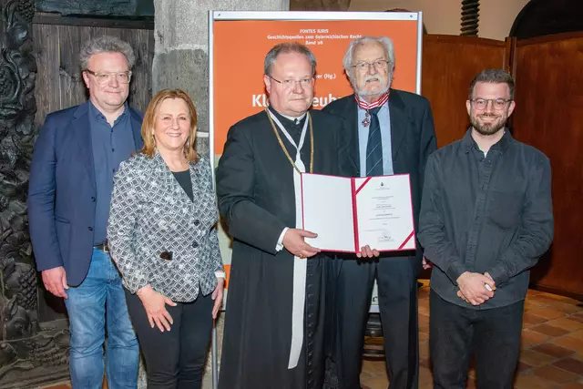 Leiter der Forschungsstelle des Stiftes Klosterneuburg, Martin Haltrich; Vizebürgermeisterin u. Bildungsstadträtin Maria Theresia Eder; Propst Anton Höslinger, em. Univ.-Prof. Karl Brunner und Stiftsarchiv Mitarbeiter Herbert Kramer | Foto: Walter Hanzmann