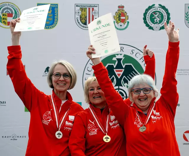 Regina Vanicek (re) freute sich mit ihren Schießkolleginnen über Gold im Bewerb Luftgewehr-Seniorinnen 2 | Foto: Christian Kramer