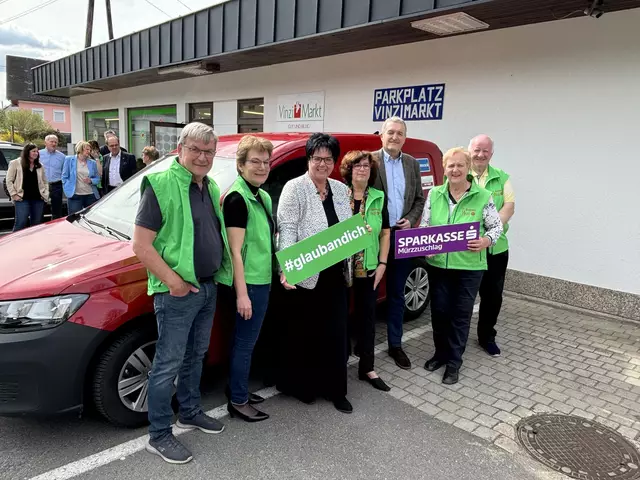 Mitarbeiterinnen und Mitarbeiter vom Vinzimarkt Wartberg mit Karin Langegger (Vorsitzende des Vorstandes Sparkasse Mürzzuschlag) und Mürzzuschlags Bürgermeister Karl Rudischer.  | Foto: Koidl