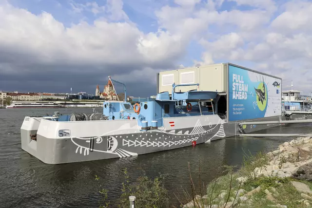Die umgebaute MS Negrelli legte an der Donau an. Auf ihr befinden sich 35 Aufzuchtsbecken.  | Foto: Raffeiner Reputation/APA-Fotoservice/Reither