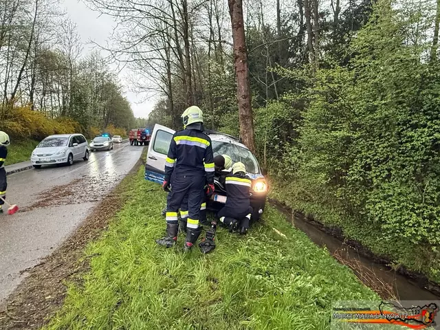 Auf regennasser Straße kam das Fahrzeug von der Straße ab. | Foto: FF Maria Lankowitz
